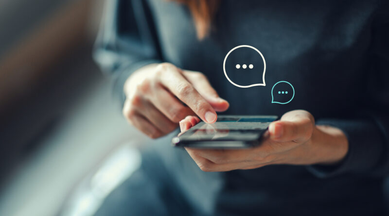 frau chattet am handy