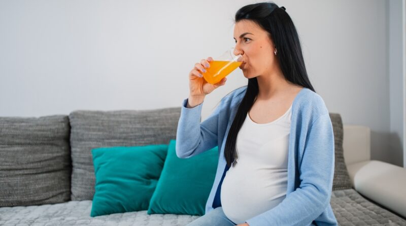 schwangere frau trinkt almdudler