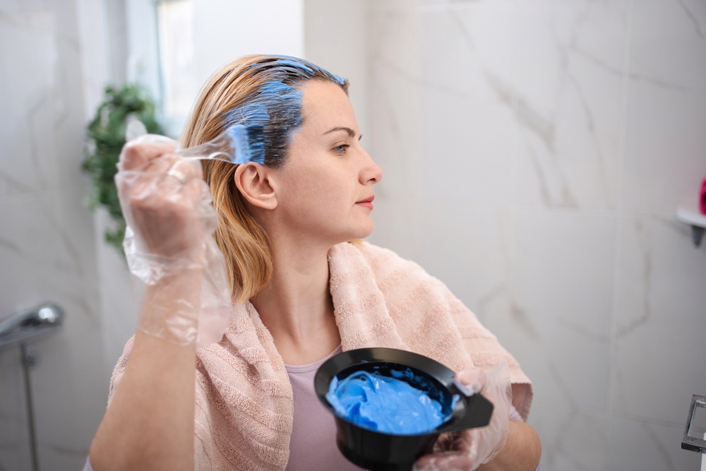 frau färbt haare